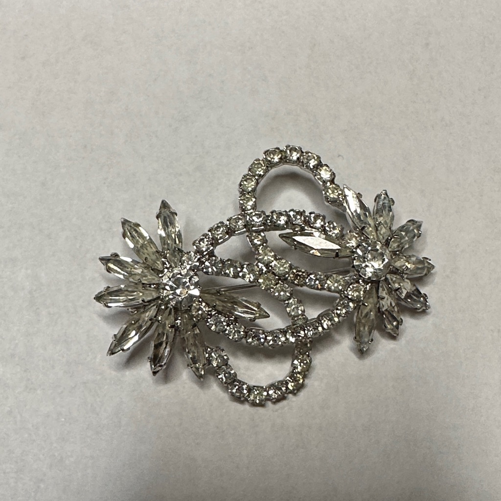 Sparkling Vintage Silver Rhinestone Floral Loop Brooch 48$